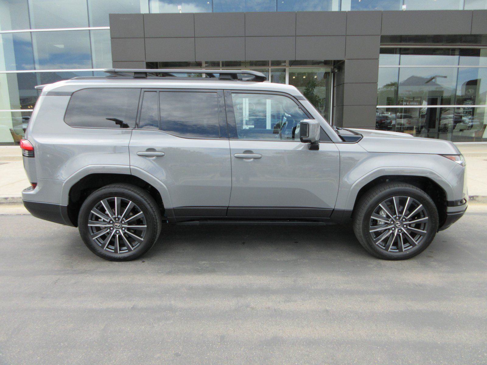 Used 2024 Lexus GX 550 w/ Accessory Package (31) AWD/4WD image 11