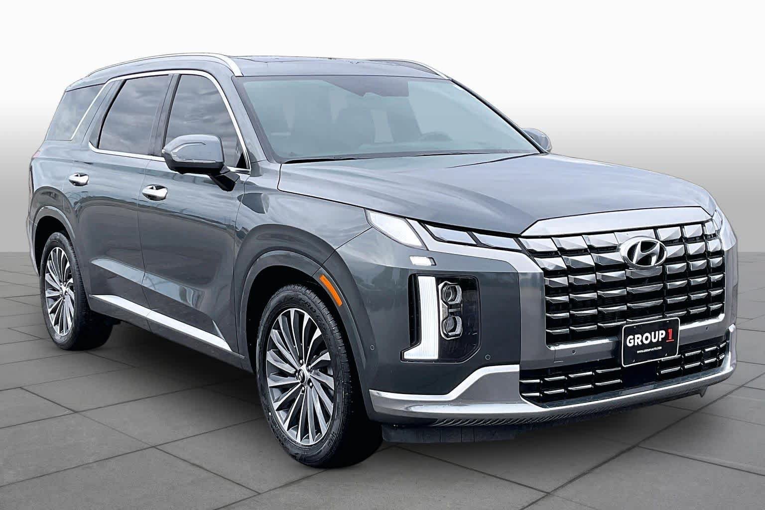 Used 2024 Hyundai Palisade Calligraphy FWD image 3