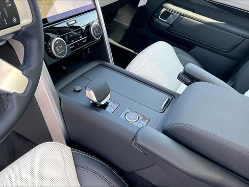 New 2026 Land Rover Discovery S AWD/4WD image 13