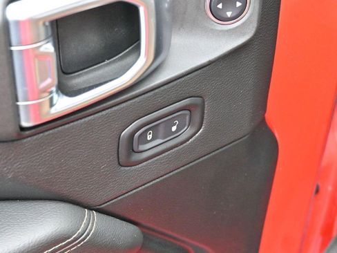 Used 2021 Jeep Gladiator Rubicon AWD/4WD image 11