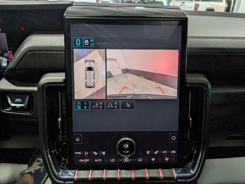 Used 2025 GMC Yukon AT4 w/ AT4 Premium Package AWD/4WD image 30