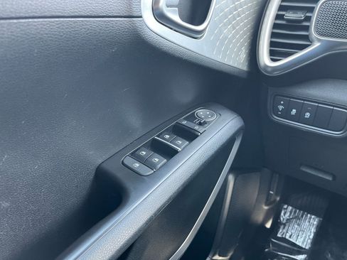 Used 2025 Kia Soul LX w/ LX Technology Package image 18
