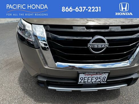Used 2023 Nissan Pathfinder Platinum FWD image 4