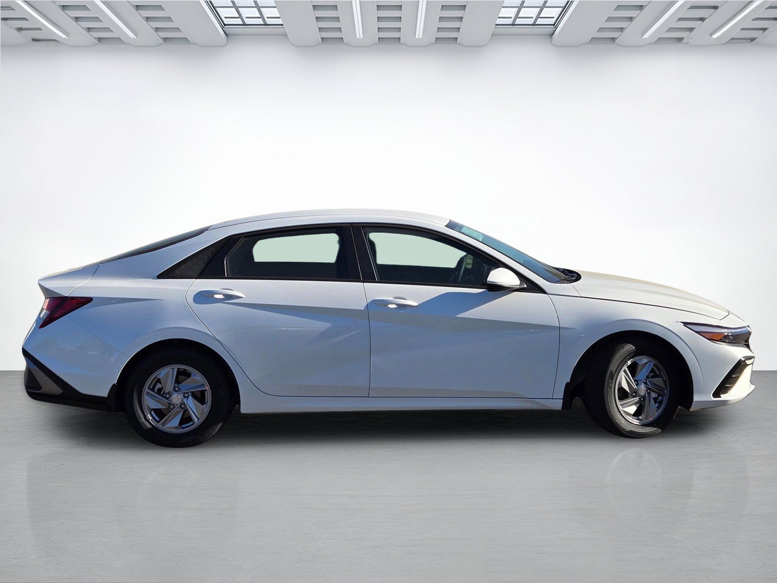 New 2026 Hyundai Elantra SE FWD image 2