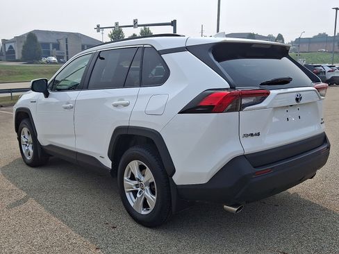 Certified 2021 Toyota RAV4 XLE w/ Convenience Package AWD/4WD image 4