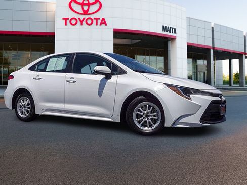 Used 2025 Toyota Corolla LE FWD image 4