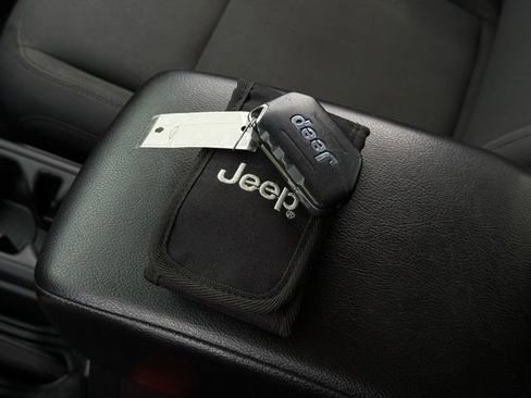 Used 2018 Jeep Wrangler Unlimited Sport S AWD/4WD image 4