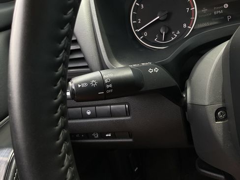Used 2025 Nissan Rogue SV FWD image 30