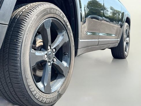 Used 2023 Jeep Grand Cherokee Altitude AWD/4WD image 9
