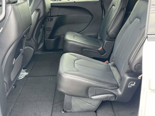 New 2027 Chrysler Pacifica Select FWD image 12