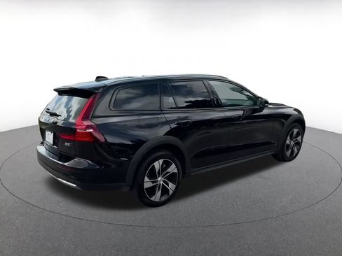Used 2025 Volvo V60 B5 Cross Country Plus image 14