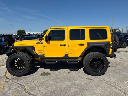 Used 2019 Jeep Wrangler Unlimited Sahara w/ Uconnect 4C Nav & Sound Group AWD/4WD image 9