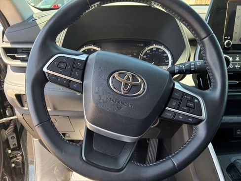 Used 2025 Toyota Highlander LE FWD image 29