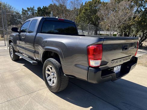 Used 2017 Toyota Tacoma SR image 9