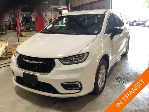 Certified 2026 Chrysler Pacifica Select FWD image 1
