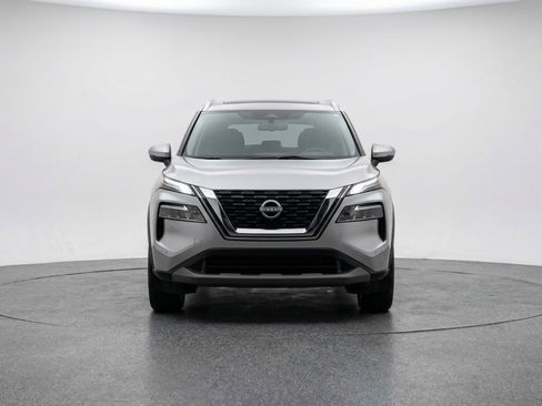 Used 2025 Nissan Rogue SV image 2