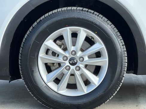 Used 2019 Kia Sorento LX image 36