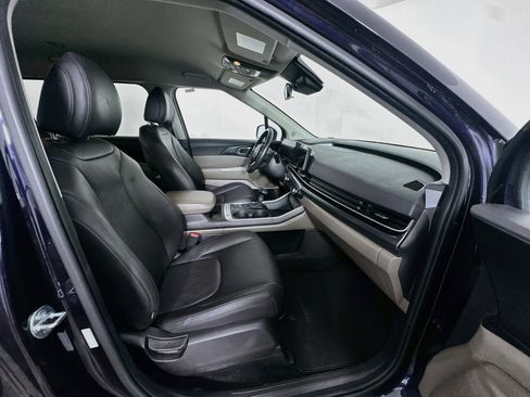 Used 2025 Kia Carnival FWD image 30