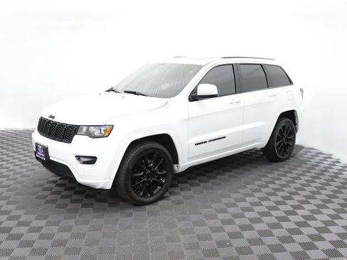 Used 2017 Jeep Grand Cherokee Altitude AWD/4WD image 5