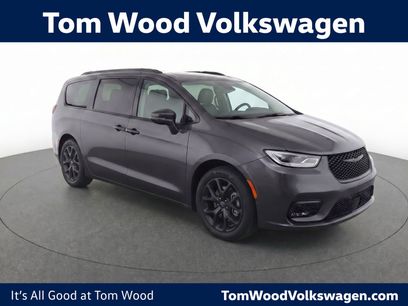 Used 2021 Chrysler Pacifica Limited w/ Uconnect Theater Family Group