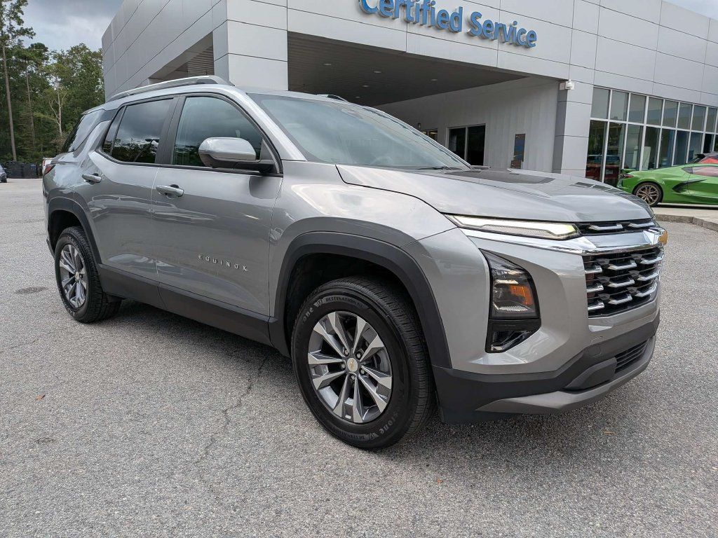 Used 2025 Chevrolet Equinox LT w/ Convenience Package II FWD image 2