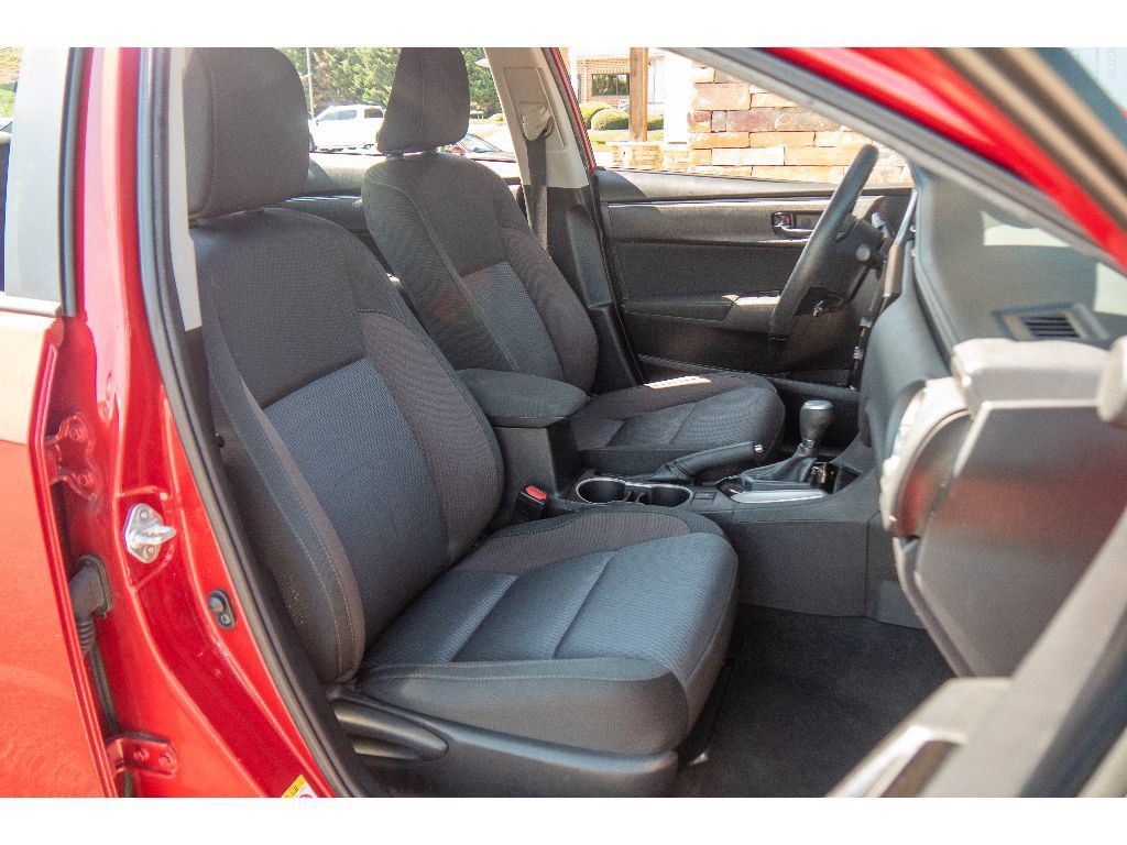 Used 2018 Toyota Corolla LE FWD image 15