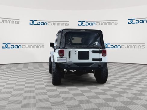 Used 2015 Jeep Wrangler Unlimited Sahara AWD/4WD image 8