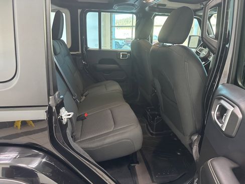 Used 2019 Jeep Wrangler Unlimited Sahara image 20