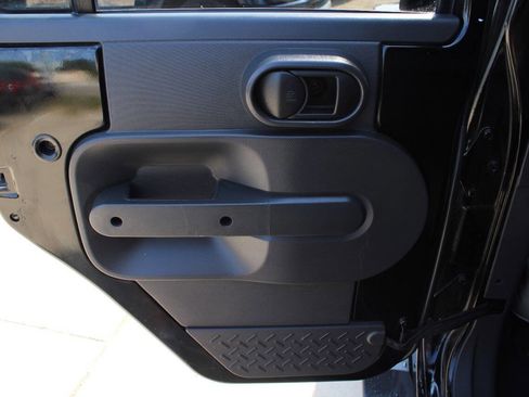 Used 2010 Jeep Wrangler Unlimited Sahara image 9