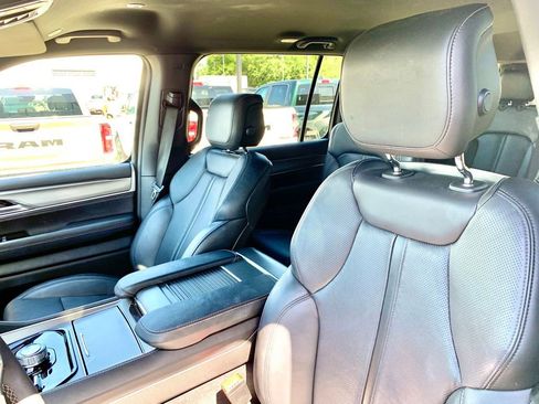 Used 2025 Jeep Wagoneer L Series II AWD/4WD image 12