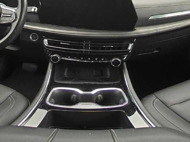 Used 2025 Chevrolet Traverse LT AWD/4WD image 33