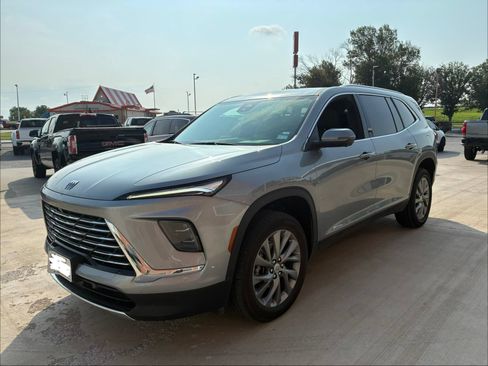 Used 2025 Buick Enclave Preferred FWD image 1