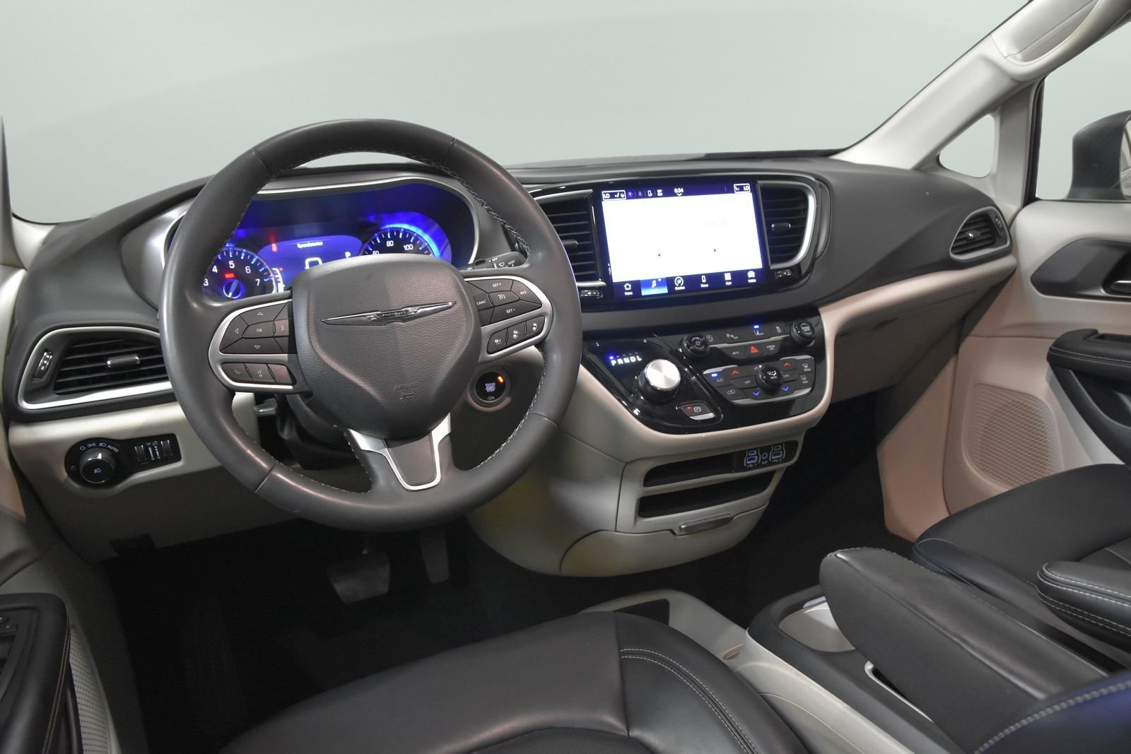Used 2023 Chrysler Pacifica Touring-L FWD image 28