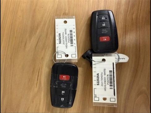 Used 2023 Toyota Highlander XLE image 6