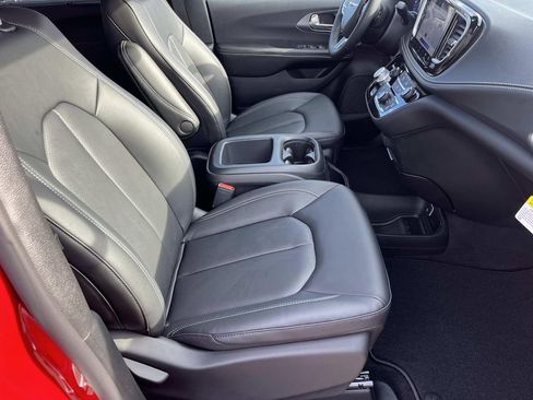 New 2026 Chrysler Pacifica Select image 14