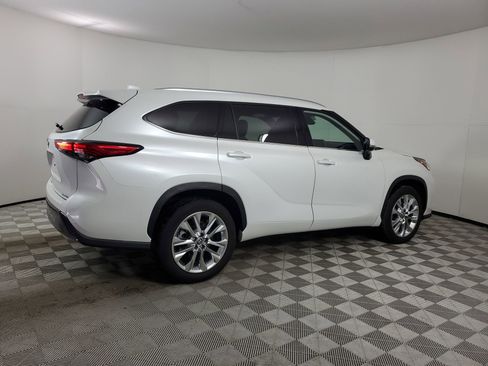 Used 2023 Toyota Highlander Limited FWD image 11