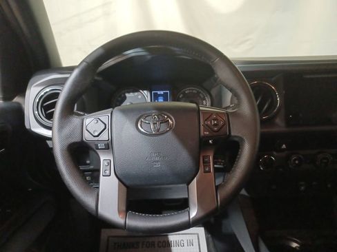 Used 2018 Toyota Tacoma TRD Sport image 11