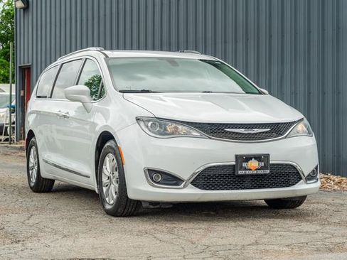 Used 2019 Chrysler Pacifica Touring-L image 8