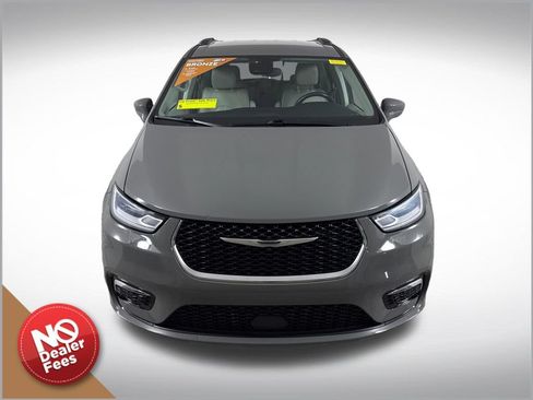 Used 2021 Chrysler Pacifica Touring-L FWD image 9