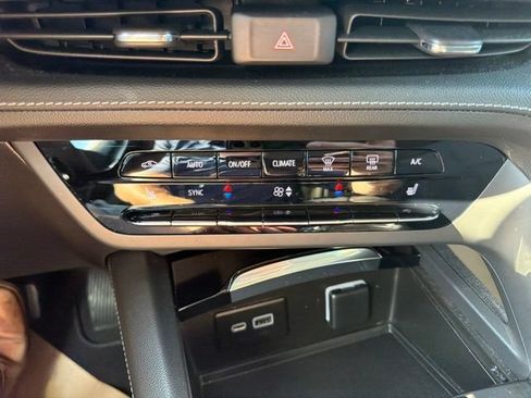 Used 2023 Buick Envision Preferred FWD image 23