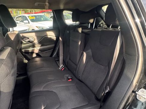 Used 2019 Jeep Cherokee Latitude w/ Popular Appearance Group image 10