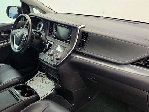 Used 2018 Toyota Sienna SE Premium image 26