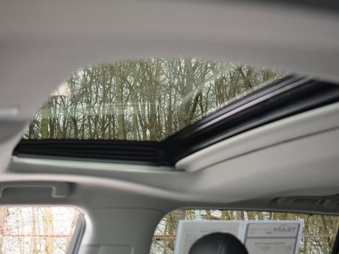 Used 2023 Toyota Highlander XLE image 9