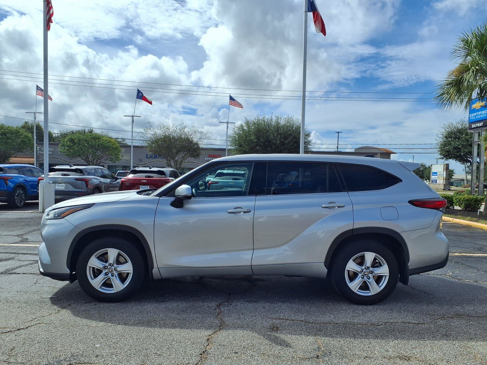 Used 2022 Toyota Highlander LE AWD/4WD image 24