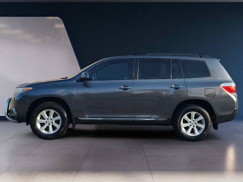 Used 2011 Toyota Highlander SE w/ Tow Pkg FWD image 2