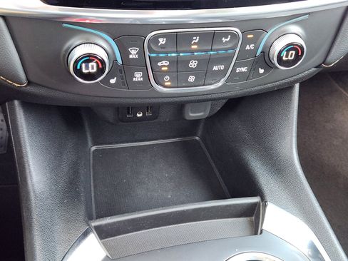 Used 2021 Chevrolet Traverse LT FWD image 15