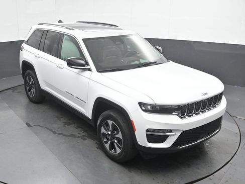 Used 2022 Jeep Grand Cherokee Limited 4xe w/ Luxury Tech Group II AWD/4WD image 32