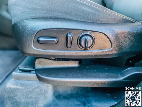 Used 2021 Chevrolet Traverse LT image 18