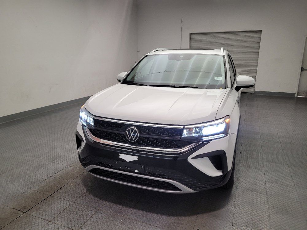 Used 2023 Volkswagen Taos SE w/ Panoramic Sunroof Package FWD image 15
