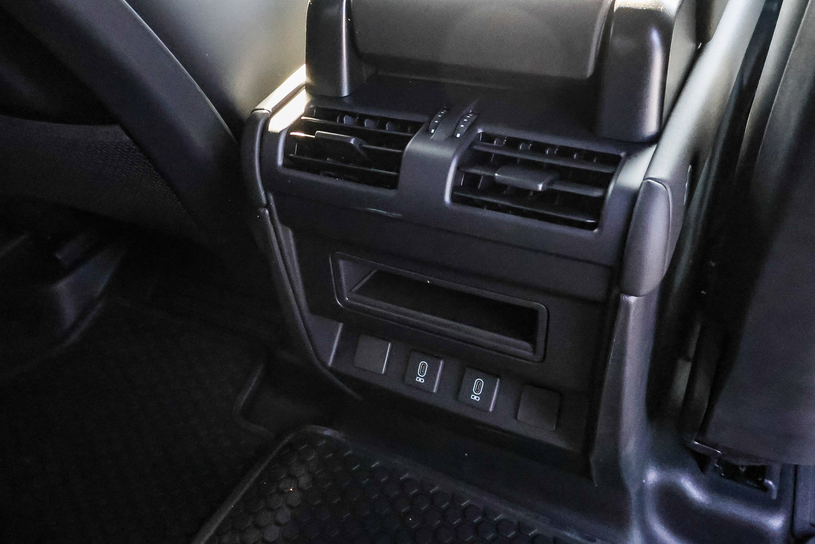 New 2026 Land Rover Defender 110 X-Dynamic SE AWD/4WD image 18
